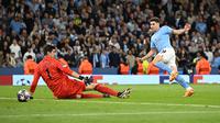 Striker Manchester City, Julian Alvarez mencetak gol ke gawang Real Madrid pada laga leg kedua semifinal Liga Champions 2022/2023 di Etihad Stadium, Manchester (17/5/2023). Julian Alvarez tercatat telah mencetak 3 gol dan 2 assist dari total 10 laga bagi Manchester City hingga babak semifinal. Gol terakhirnya dicetak saat Man City menang 4-0 atas Real Madrid pada leg kedua semifinal, 17 Mei 2023. (AFP/Oli Scarff)
