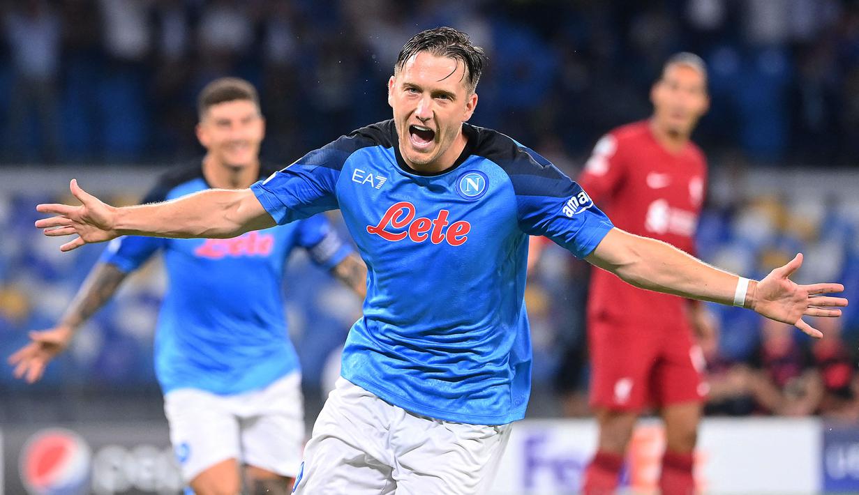 Piotr Zielinski merupakan pemain senior di Napoli. Ia bergabung ke skuad Partenopei sejak 2016 dari Udinese dengan biaya 18 juta euro. Pemain yang berposisi sebagai gelandang serang ini selalu tampil konsisten di setiap musimnya. Pada musim ini, Zielinski telah membuat 1 gol dan 4 assist dalam 11 penampilannya di Liga Italia. (AFP/Alberto Pizzoli)