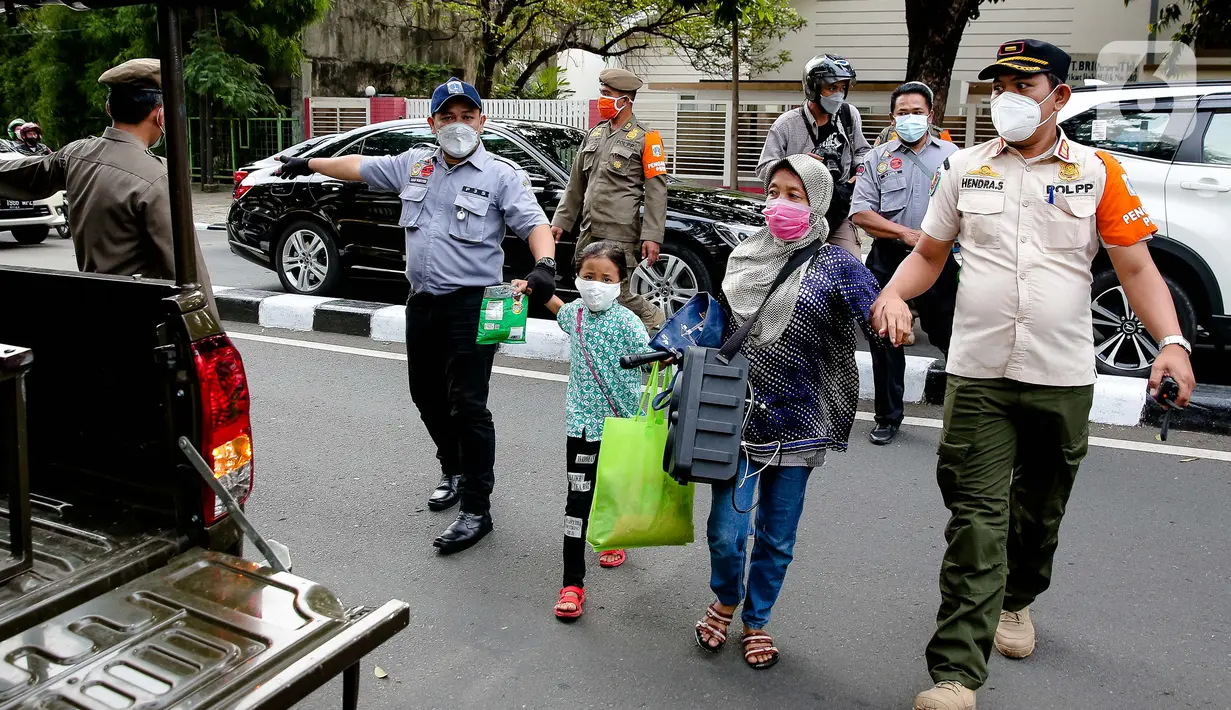 Petugas Suku Dinas Sosial dan Satpol PP Jakarta Selatan merazia warga di kawasan Bulungan, Jakarta, Rabu (24/3/2021). Razia Penyandang Masalah Kesejahteraan Sosial (PMKS) dilakukan untuk ketertiban lingkungan dan terciptanya Ibu Kota yang bebas dari PMKS. (Liputan6.com/Faizal Fanani)