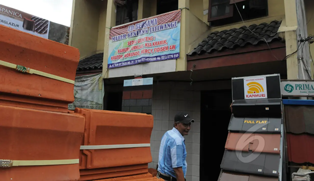 Toko UD Bersama Maher Genteng Jatiwangi yang alamatnya sama dengan CV Bukit Terpadu Utama, salah satu CV pemenang tender pengadaan UPS senilai Rp 5,8 miliar lebih, Jakarta. Foto diambil pada Minggu (1/3/2015). (Liputan6.com/Herman Zakharia)