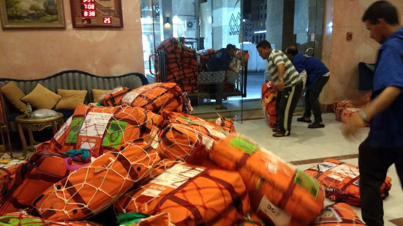 Setiap musim haji tiba, bayak pekerja atau umal yang membawa koper calon jemaah haji dari bandara menuju bus, atau dari bus menuju kamar.