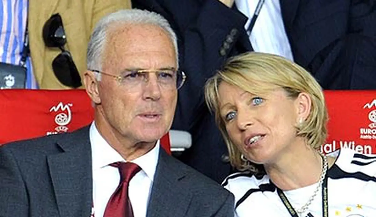 German football legend Franz Beckenbauer and his wife Heidi wait for the kick off of the Euro 2008 championships final football match Germany vs Spain on June 29, 2008 at Ernst-Happel stadium in Vienna, Austria. AFP PHOTO / OLIVER LANG