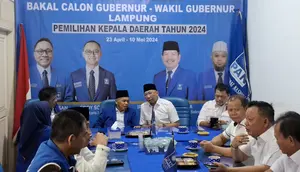 Rahmat Mirzani Djausal saat mengembalikan berkas penjaringan cagub ke Kantor DPW PAN Lampung. Foto: (Liputan6.com/Ardi)