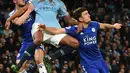 Bek Leicester City, Harry Maguire (kanan) bersama rekannya Ben Chilwell berebut bola udara dengan bek Manchester City, Vincent Kompany pada pertandingan Liga Inggris di Stadion Etihad pada 6 Mei 2019. (AFP Photo/Oli Scarff)