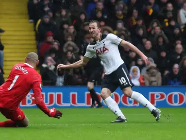 Aksi pemain Tottenham, Harry Kane mencetak gol dengan mengecoh kiper Watford, Gomes pada laga Premier League di Vicarage Road, (1/1/2017). Spurs menang 4-1.  (Reuters/Eddie Keogh)
