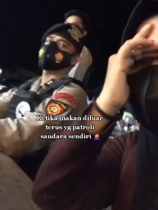 Lagi Makan di Luar, Wanita Ini Terkejut Didatangi Kakak yang Sedang Patroli