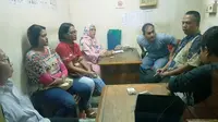 Pasangan suami istri ditangkap saat hendak mengajukan permohonan pembiayaan barang elektronik di sebuah pameran di pusat perbelanjaan. (Liputan6.com/Pramita Tristiawati)