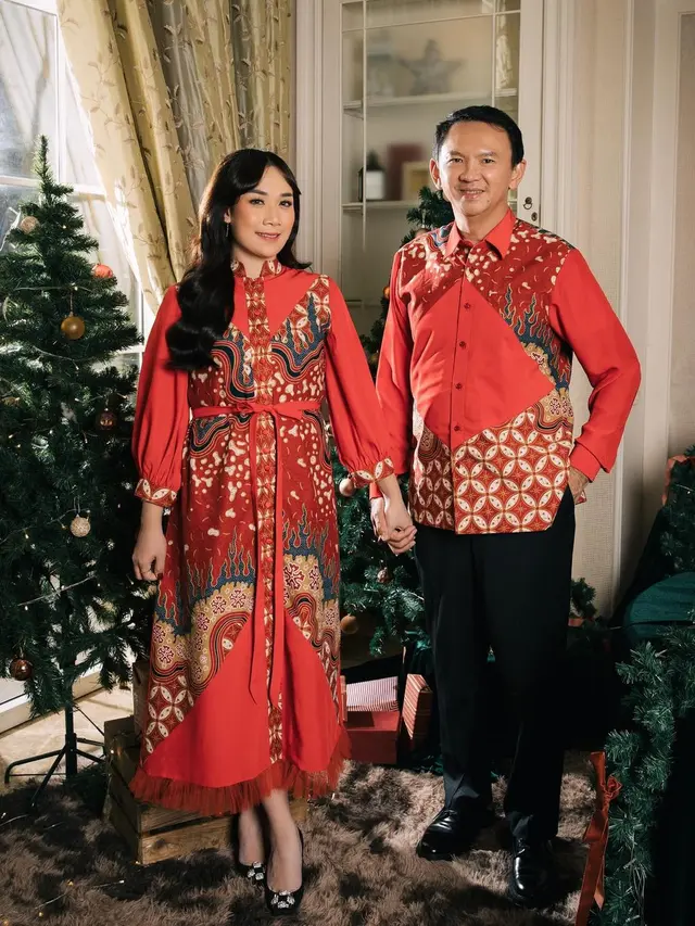 6 Potret Gaya Ahok dan Puput Nastiti di Perayaan Natal 2023, Berbatik Nuansa Merah