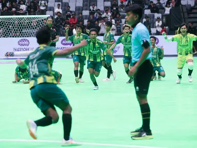 Tim futsal putra SMK Medika Samarinda berhasil menjuarai AXIS Nation Cup 2024 yang berlangsung di Indonesia Arena, GBK, Jakarta, Sabtu (16/11/2024). (Bola.com/Muhammad Iqbal Ichsan)