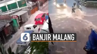 Kalah dengan kuatnya arus, pemotor nyaris jatuh namun ditolong pria berpayung.