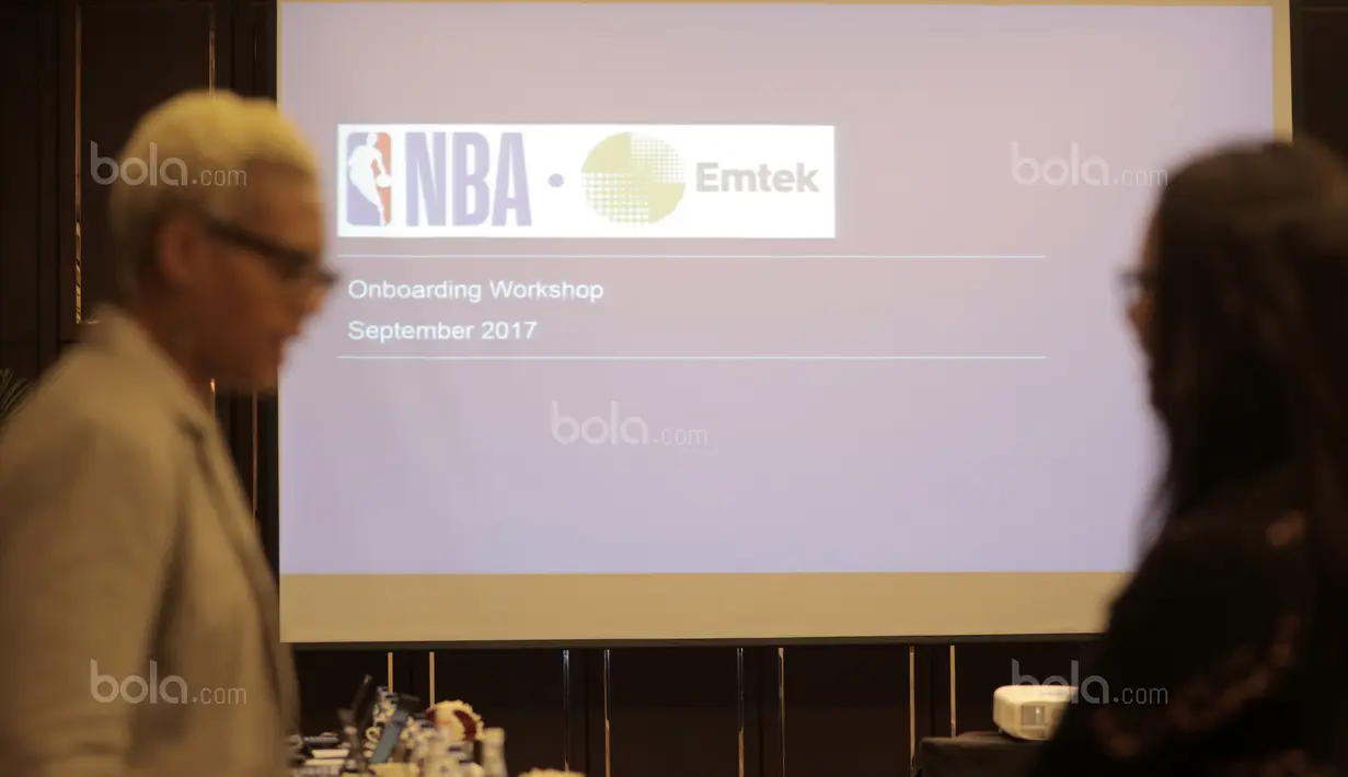 Peserta Workshop NBA berdiskusi sebelum acara mulai di Hotel Fermount, Jakarta, (7/9/2017). Emtek satu-satunya grup Media di Indonesia yang menjalin kerjasama dengan NBA. (Bola.com/Nicklas Hanoatubun)  