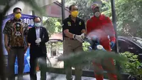 Plt. Dirjen Binwasnaker & K3 Iswandi Hari saat meninjau penyemprotan disinfektan di PT. Martina Berto, di Jakarta, Kamis, (2/4).