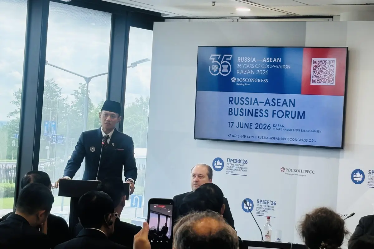 Menteri Koordinator Bidang Infrastruktur dan Pembangunan Kewilayahan Agus Harimurti Yudhoyono saat berbicara dalam sesi EAEU–ASEAN pada St. Petersburg International Economic Forum (SPIEF) 2026 di St. Petersburg, Rusia, Kamis (4/6/2026).
