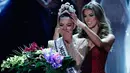 Miss Afrika Selatan, Demi-Leigh Nel-Peters disematkan mahkota sebagai Miss Universe 2017 oleh Miss Universe 2016, Iris Mittenaere pada malam final di Las Vegas, Minggu (26/11). Demi-Leigh mengalahkan 91 kontestan lain dari seluruh dunia. (AP/John Locher)