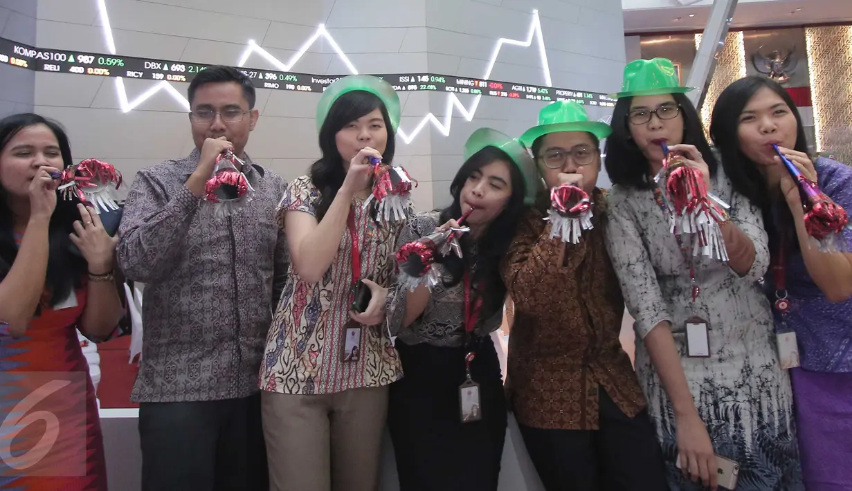 Pegawai meniupkan terompet usai penutupan perdagangan saham tahun 2015 di Bursa Efek Indonesia, Jakarta, (30/12). Indeks Harga Saham Gabungan (IHSG) pada akhir 2015 ditutup‎ menguat 23,65 poin atau 0,52 persen. (Liputan6.com/Angga Yuniar)
