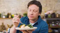 Sebelum memutuskan menutup puluhan jaringan restoran miliknya, Chef Jamie Oliver merogoh 10 juta dolar AS dari kocek pribadinya untuk menyelamatkan bisnis. (dok. Youtube Jamie Oliver/Dinny Mutiah)