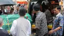 Usai disalatkan, jenazah dibawa ke TPU Menteng Pulo untuk dimakamkan (Liputan6.com/ Herman Zakharia)