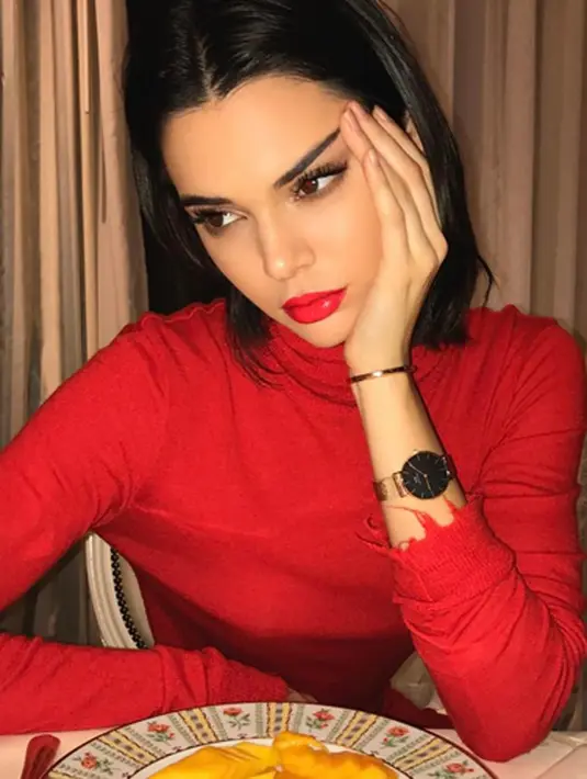 Semula dikabarkan super model yang satu ini akan menetap di Paris untuk waktu yang tak ditentukan. Namun kabar terbaru menyiarkan Kendall sudah kembali ke LA namun dengan rasa khawatir yang tinggi. (Instagram/kendalljenner)