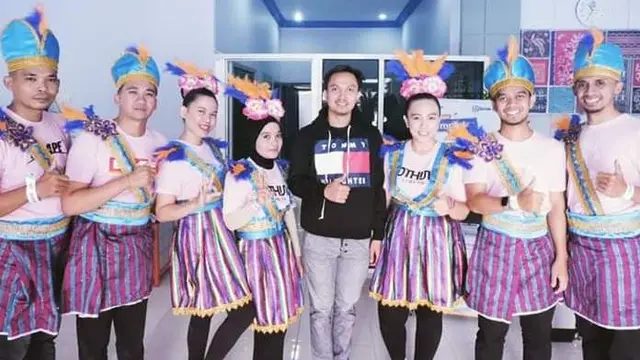 Yayan Septian, bersama sejumlah anggota dancer binaannya.(Liputan6.com/Ahmad Akbar Fua)