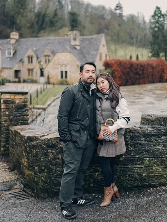 Kali ini, Kiky dan Khairi tampil kompak dengan item fashion warna netral. Kiky dengan puffer vest, turtleneck, dan plaid skirt. Sedangkan Khairi tampil dengan jaket dan celana panjang serba hitamnya. [@kikysaputrii]