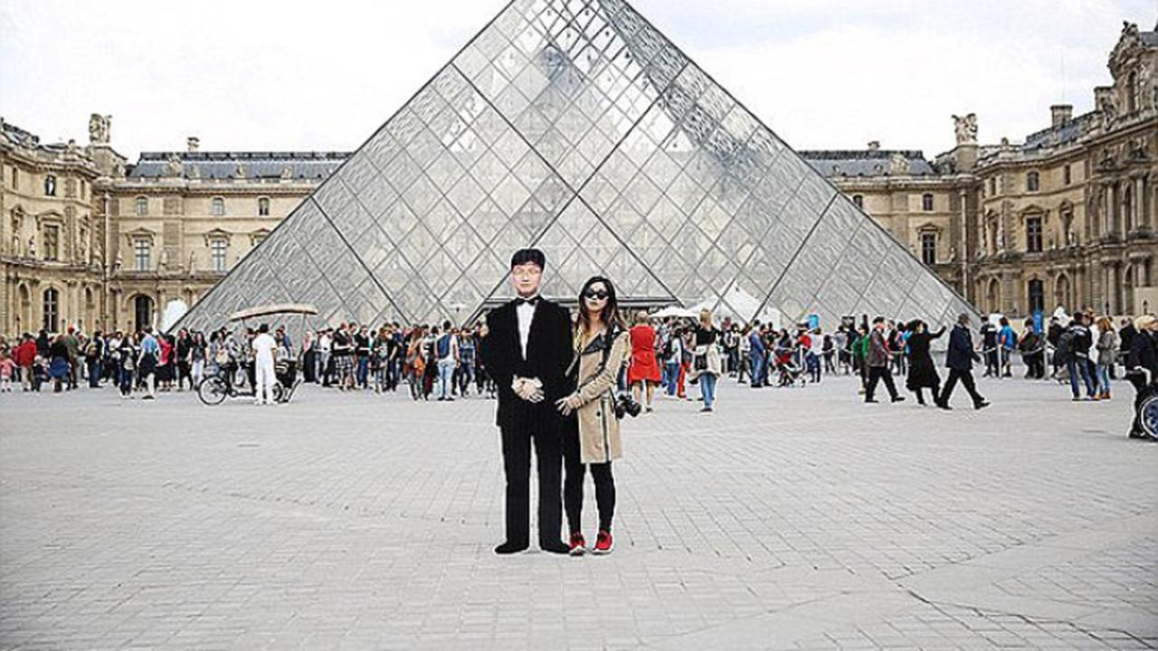 Gadis Ini Bawa Serta Ayahnya yang Telah Meninggal Keliling Dunia