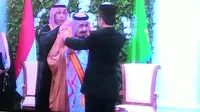 Raja Salman dapat penghargaan dari Presiden Jokowi, di Istana Bogor, Rabu (1/3/2017). (Ahmad Romadoni/Liputan6.com)