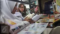 Sejumlah pelajar membaca buku di Perpustakaan Bemo yang terparkir di RTPRA Kalijodo, Jakarta, Selasa (2/5). Pesta Pendidikan di RPTRA Kalijodo hadirkan bemo perpustakaan untuk meningkatkan minat baca para pengunjung. (Liputan6.com/Yoppy Renato)