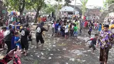 Warga Magelang biasa menjalankan tradisi lempar air dalam menyambut bulan suci Ramadan.