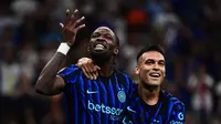 Penyerang Inter Milan asal Prancis #09 Marcus Thuram merayakan gol bersama penyerang Inter Milan asal Argentina #10 Lautaro Martinez (kanan) setelah mencetak gol keempat timnya dalam pertandingan Serie A Italia antara Inter Milan dan Torino di Stadion San Siro, Milan, pada 25 Agustus 2025. (Piero CRUCIATTI/AFP)