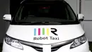 Sebuah mobil tanpa kemudi bertuliskan Robot Taxi Inc dipamerkan di Yokohama, Jepang, Kamis (1/10/2015).  Taksi tanpa kemudi ini merupakan kerja sama antara perusahaan internet DeNA dan teknologi mobil driverless ZMP. (REUTERS/Yuya Shino)