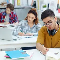 Ilustrasi mengerjakan soal, ujian, belajar. (Photo created by pressfoto on www.freepik.com)