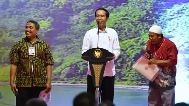 Presiden Joko Widodo (Jokowi) menyerahkan 3.063 sertifikat hak atas tanah.