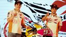 Dua pembalap MotoGP, Marc Marquez bersama Dani Pedrosa berpose di samping moto GP 2017 RC213V yang resmi diluncurkan  di Jakarta, Jumat (3/2). Motor tersebut terinspirasi dari motor balap Honda di MotoGP. (Liputan6.com/Faizal Fanani)