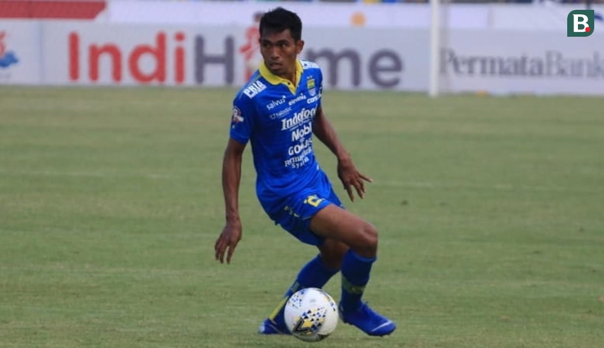 Gelandang serang Persib Bandung, Frets Butuan. (Bola.com/Erwin Snaz)