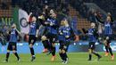 Para pemain Inter Milan merayakan kemenangan atas Atalanta pada laga Serie A Italia di Stadion San Siro, Milan, Minggu (19/11/2017). Inter menang 2-0 atas Atalanta. (AP/Luca Bruno)