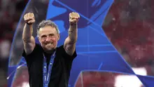 Pelatih kepala Paris Saint-Germain, Luis Enrique, merayakan kemenangan sambil mengenakan medali juara setelah memenangkan pertandingan final Liga Champions UEFA antara PSG dan Arsenal FC di Puskas Arena, Budapest, pada 30 Mei 2026. (Foto: FRANCK FIFE / AFP)