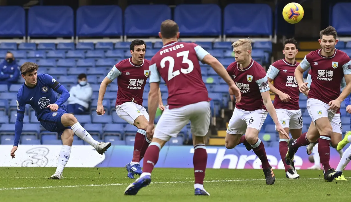 Gelandang Chelsea, Mason Mount (kiri) melepaskan tembakan yang sayangnya melambung di atas gawang Burnley. (Foto: AP/Pool/Justin Tallis)