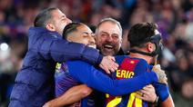 Pelatih dan pemain Barcelona merayakan kemenangan krusial setelah mengalahkan Atletico Madrid 3-1 dalam lanjutan pekan ke-15 La Liga 2025/2026 di Camp Nou, Rabu dini hari WIB, 3 November 2025. (AP Photo/Joan Monfort)