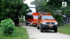 Sebuah mobil pemadam kebakaran dimodifikasi menjadi angkutan untuk menjemput anak SD. 
