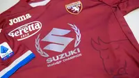 Torino mengenakan seragam khusus khas Suzuki menandai keberhasilan Joan Mir jadi juara dunia MotoGP 2020. (Dok MotoGP)