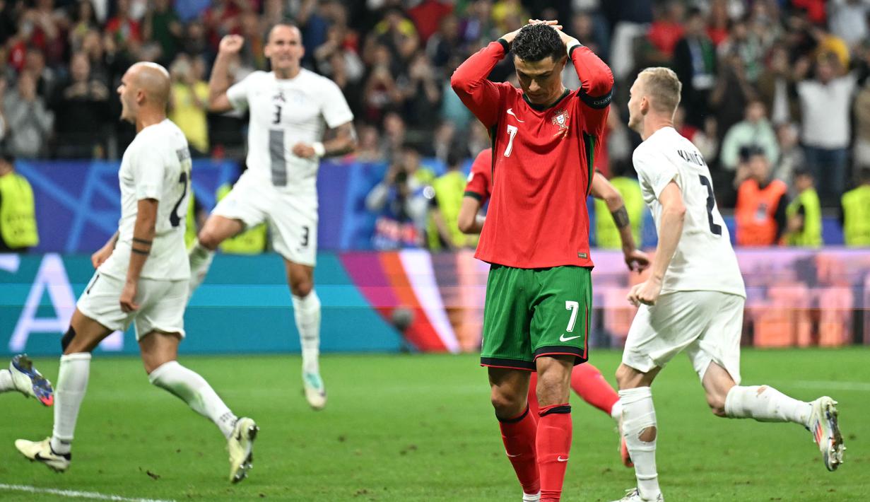 Bintang Al Nassr itu memiliki peluang emas untuk membawa Selecao das Quinas unggul saat laga berjalan di babak extra time. Namun sayang penalti CR7 berhasil dihalau Jan Oblak. (AFP/Patricia De Melo Moreira)