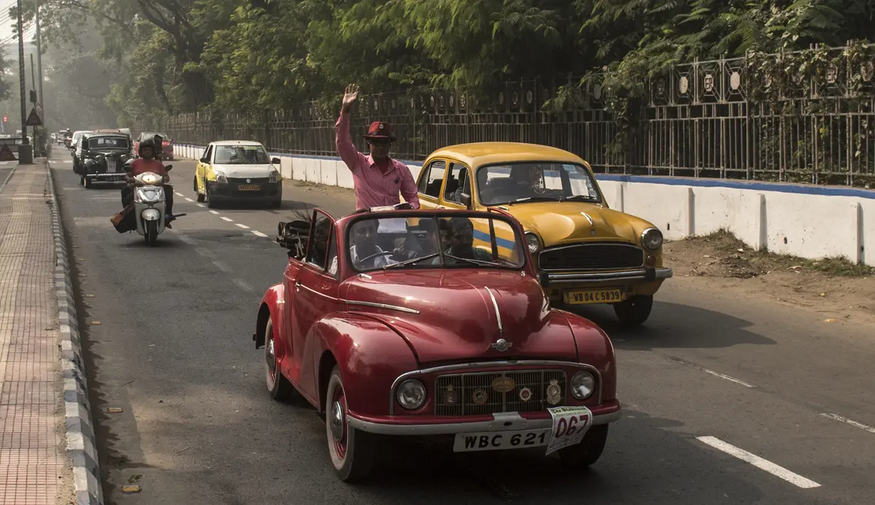 Beberapa mobil antik terlihat dalam Reli Mobil Antik Statesman (Statesman Vintage Car Rally) di Kolkata, India (19/1/2020). Lebih dari 180 mobil dan kendaraan roda dua antik ambil bagian dalam reli mobil klasik dan antik pada acara tersebut. (Xinhua/Tumpa Mondal)