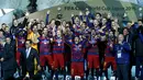 Pemain Barcelona berselebrasi mengangkat trofi Piala Dunia Antarklub usai menundukkan River Plate 3-0, dalam pertandingan di Stadion Internasional Yokohama, Jepang, Minggu (20/12). Barca menaklukan River Plate 3-0. (Reuters/Thomas PeterLivepic)