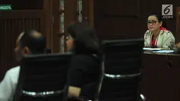 Miryam S Haryani mendengarkan keterangan Pengacara Elza Syarief saat sidang di Pengadilan Tipikor, Jakarta, Senin (21/8). Sidang tersebut beragendakan pemeriksaan saksi. (Liputan6.com/Helmi Afandi)