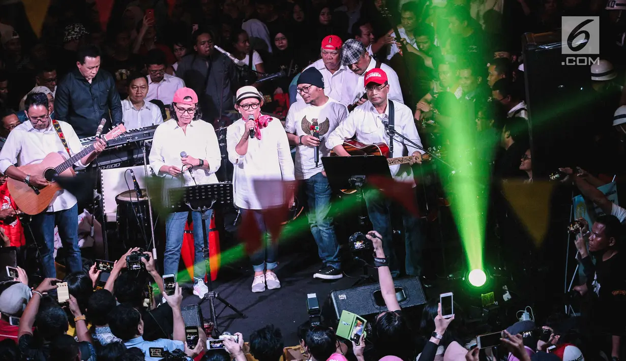 Para menteri yang tergabung dalam grup band Elek Yo Band tampil pada acara malam amal penggalangan dana untuk korban gempa Lombok di Jakarta, Kamis (9/8). Mereka tampil dalam konser Kemanusiaan Untuk Lombok. (Liputan6.com/Faizal Fanani)
