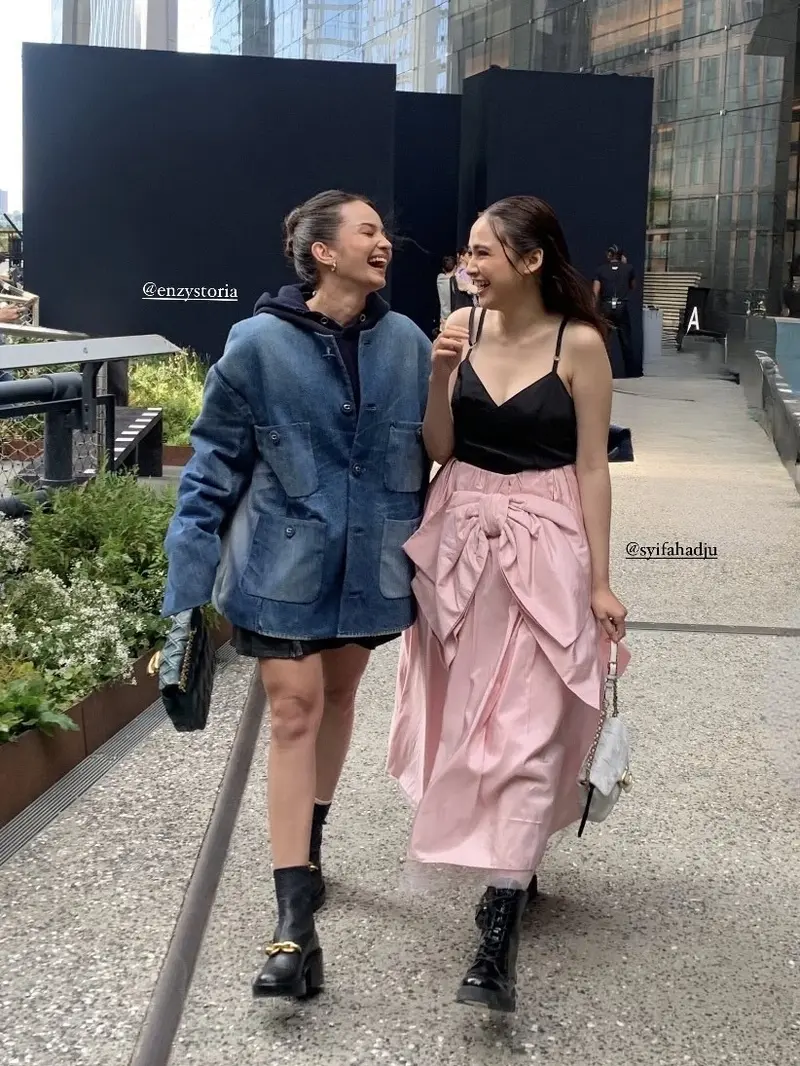 Enzy Storia dan Syifa Hadju saat Hadir di New York Fashion Week