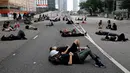 Sejumlah pengunjuk rasa tidur di jalanan utama dekat Gedung Dewan Legislatif saat menggelar protes terkait RUU Ekstradisi di Hong Kong, Senin (17/6/2019). Sekitar dua juta warga Hong Kong turun ke jalan menentang RUU Ekstradisi. (AP Photo/Vincent Yu)