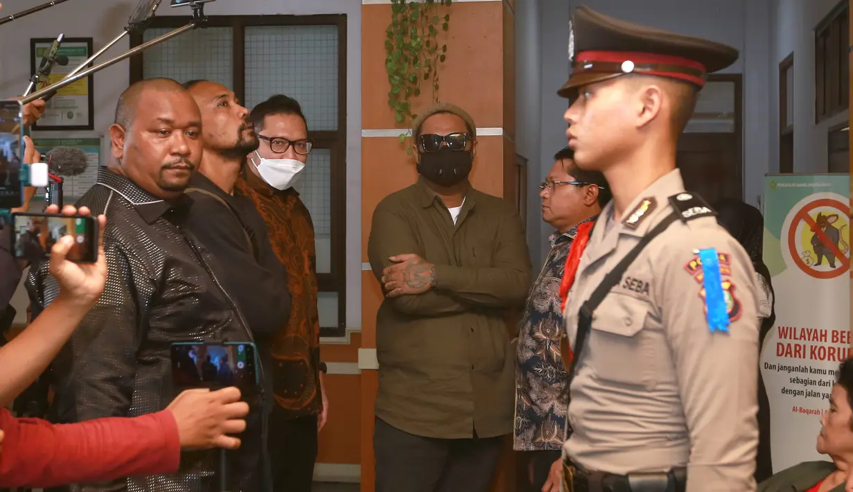 "Sedangkan dr. Arofah menjelaskan tentang nafkah hadhanah dan nafkah iddah di mana dijelaskan tentang mengasuh anak baik pihak istri maupun pihak suami," lanjutnya. [KapanLagi.com/Deki Prayoga]