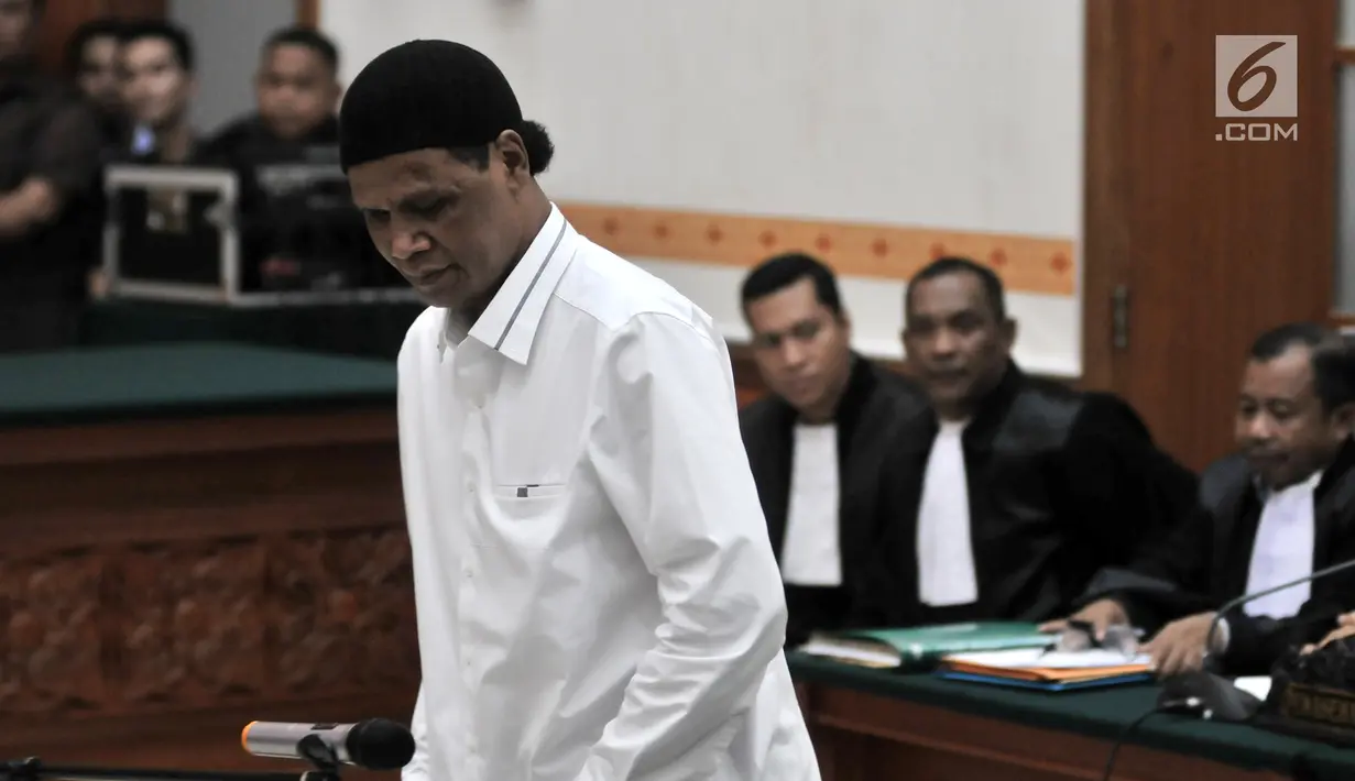 Terdakwa Hercules Rosario Marshal saat menjalani sidang perdana di PN Jakarta Barat, Rabu (16/1). Hercules didakwa terlibat kasus penguasaan lahan milik PT Nila Alam di kawasan Kalideres, Jakarta Barat. (Merdeka.com/Iqbal Nugroho)