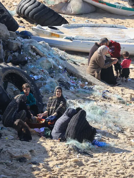Diantaranya dengan berkumpul di sebuah pantai di Deir el-Balah, di Jalur Gaza tengah pada 30 November 2023. (Mahmud Hams/AFP)